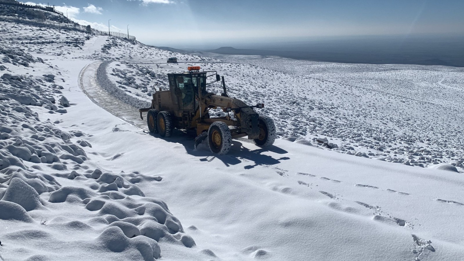 Karacadağ’da etkili olan kar yağışı nedeniyle yollar kapandı