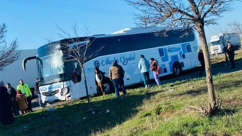Şanlıurfa’da yolcu otobüsü refüje girdi