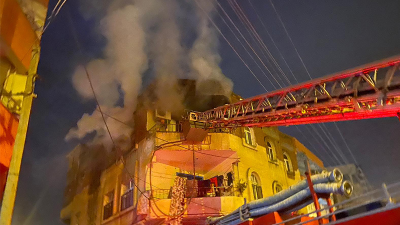 Siverek’te 2 katlı bir binanın üst katında yangın
