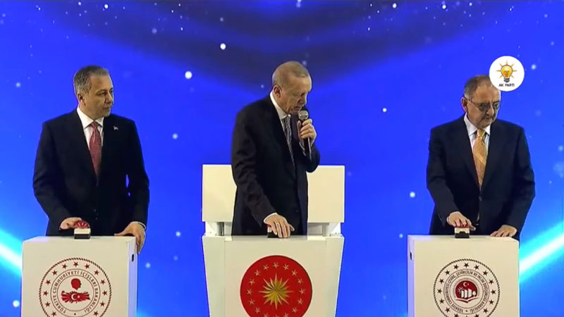 Cumhurbaşkanı Erdoğan Şanlıurfa’da deprem konutlarının anahtarlarını teslim etti