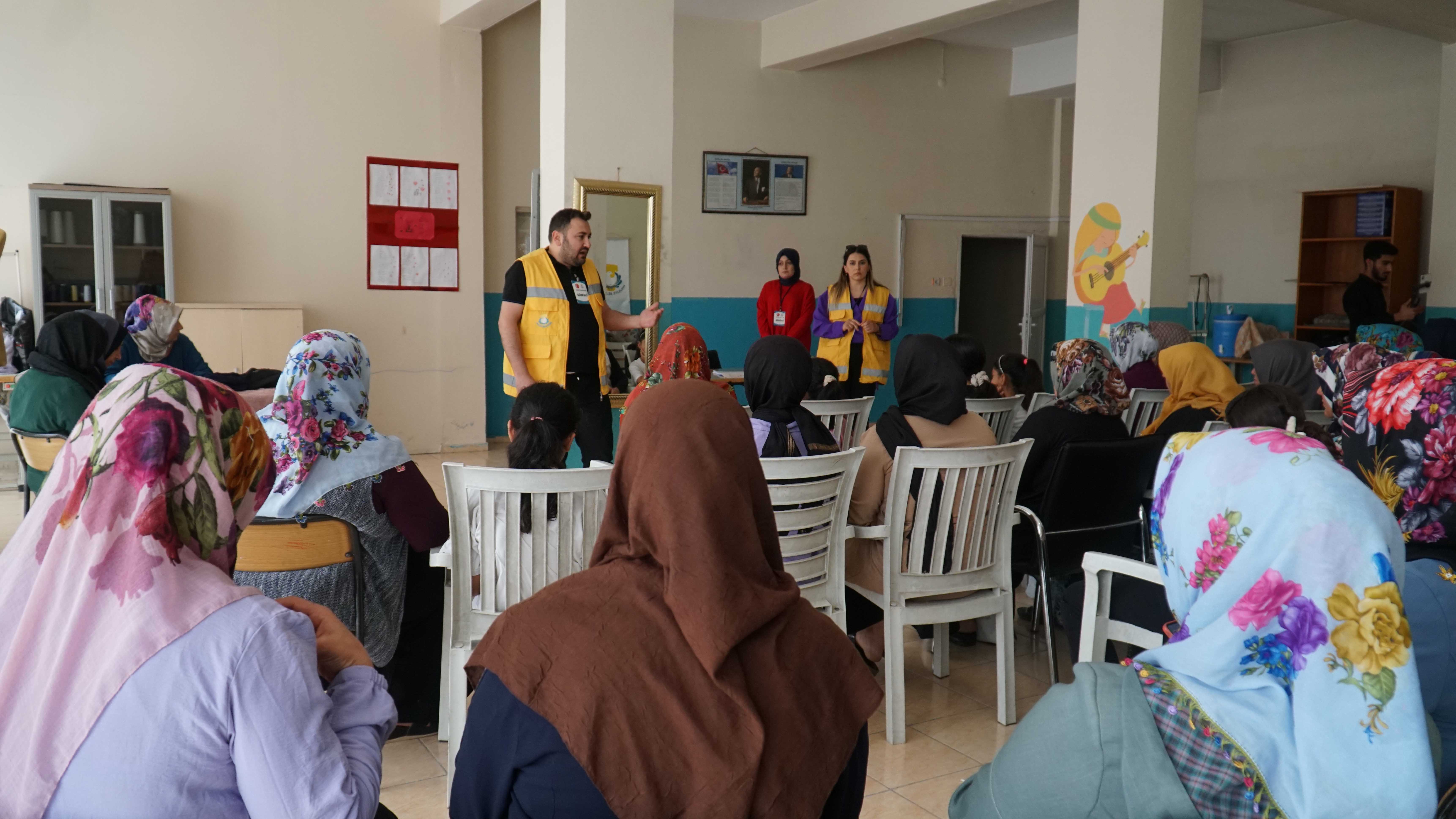 Haliliye Belediyesinden kadın kursiyerlere seminer