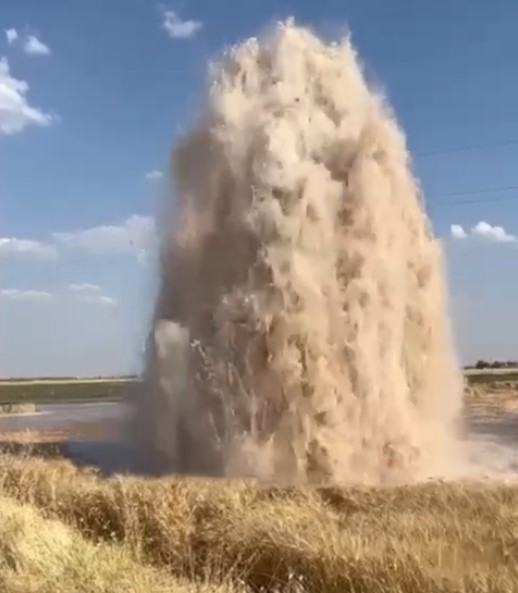 Suruç’ta DSİ’ait sulama borusu patladı