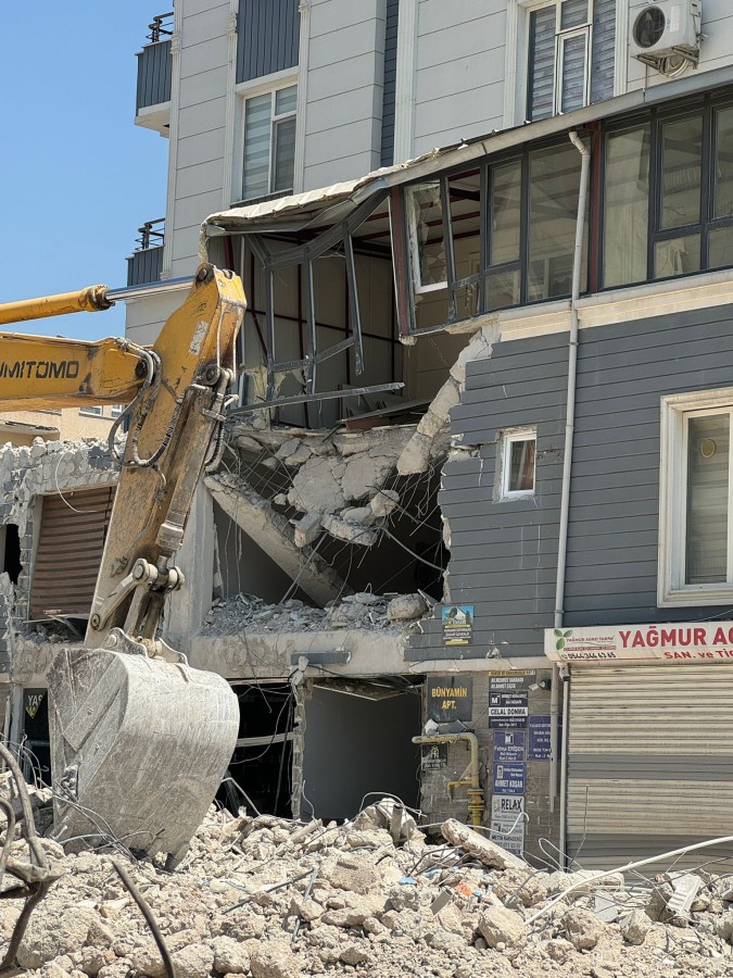 Haliliye’de hasarlı bina yıkımda sağlam binada zarar gördü